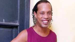 Ronaldinho vuelve a sonreír; el exfutbolista saldrá de la cárcel