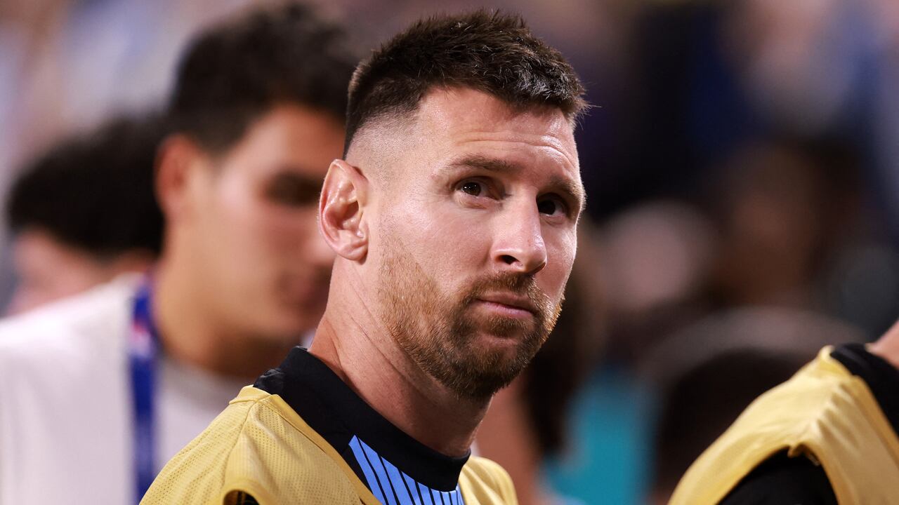 MIAMI GARDENS, FLORIDA - JUNE 29: Lionel Messi of Argentina looks on as he leaves the pitch in the after the first half during the CONMEBOL Copa America 2024 Group A match between Argentina and Peru at Hard Rock Stadium on June 29, 2024 in Miami Gardens, Florida.   Carmen Mandato/Getty Images/AFP (Photo by Carmen Mandato / GETTY IMAGES NORTH AMERICA / Getty Images via AFP)