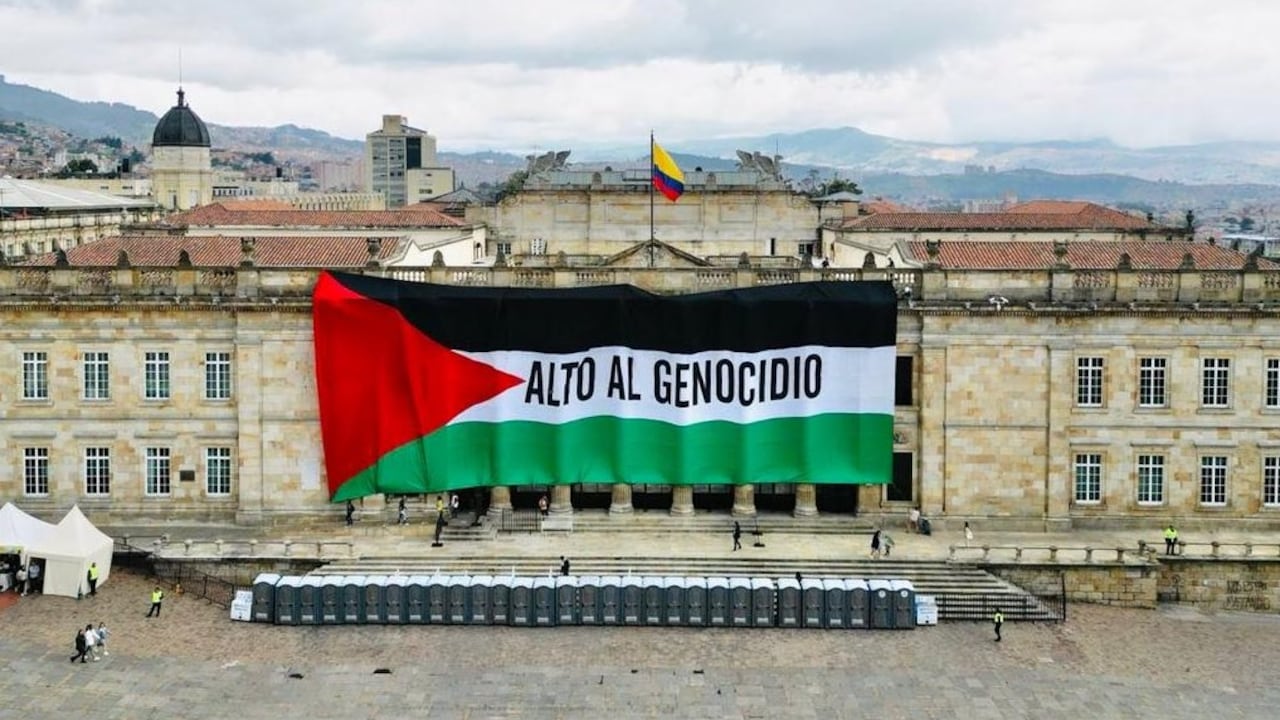 Bandera del Estado de Palestina colgada en la fachada del Congreso de Colombia.