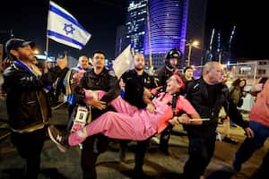 Un hombre detenido reacciona mientras la policía lo lleva durante una manifestación contra la reforma judicial del gobierno de coalición nacionalista de Israel, luego de un discurso televisado pronunciado por el primer ministro israelí Benjamin Netanyahu, en Tel Aviv, Israel, el 10 de abril de 2023. 