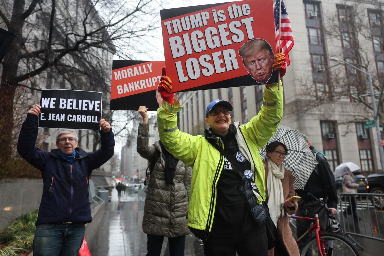 Los manifestantes aplauden cuando E. Jean Carroll llega al tribunal federal de Manhattan en Nueva York mientras se reanuda su demanda por difamación contra Donald Trump.