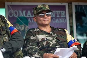 Néstor Gregorio Vera Fernández alias Iván Mordisco habla durante el anuncio del Estado Mayor Central (EMC) de las FARC de iniciar conversaciones de paz con el gobierno colombiano durante una asamblea en Yari, Colombia, el 16 de abril de 2023. (Foto de: Sebastian Marmolejo/Long Visual Prensa/Universal Images Group vía Getty Images)