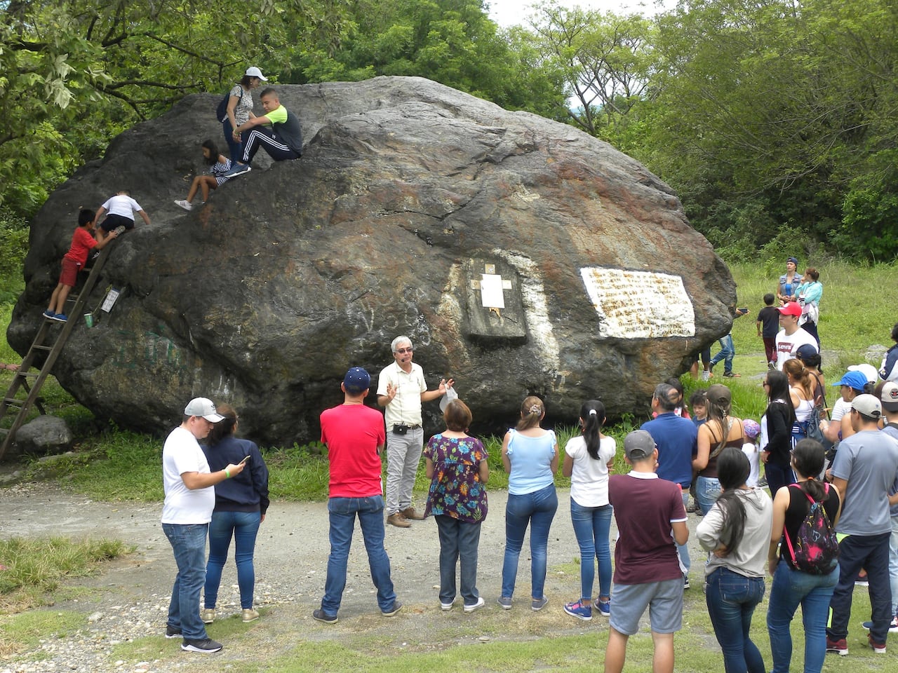 Esta Inmensa piedra traída por la avalancha del 13 de noviembre de 1985, muestra la magnitud y la fuerza de la avalancha.