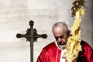 El papa Francisco dirige la Misa del Domingo de Ramos en la Plaza de San Pedro, el 10 de abril de 2022 en la Ciudad del Vaticano, Vaticano. El Domingo de Ramos es una fiesta movible cristiana que cae el domingo antes de Pascua y marca el comienzo de la Semana Santa.(Photo by Alessandra Benedetti - Corbis/Corbis via Getty Images)