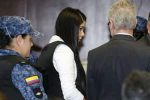 Jessi Quintero llega con un chaleco antibalas del INPEC a la reanudación de la audiencia en el caso de la muerte de Luis Andres Colmenares.