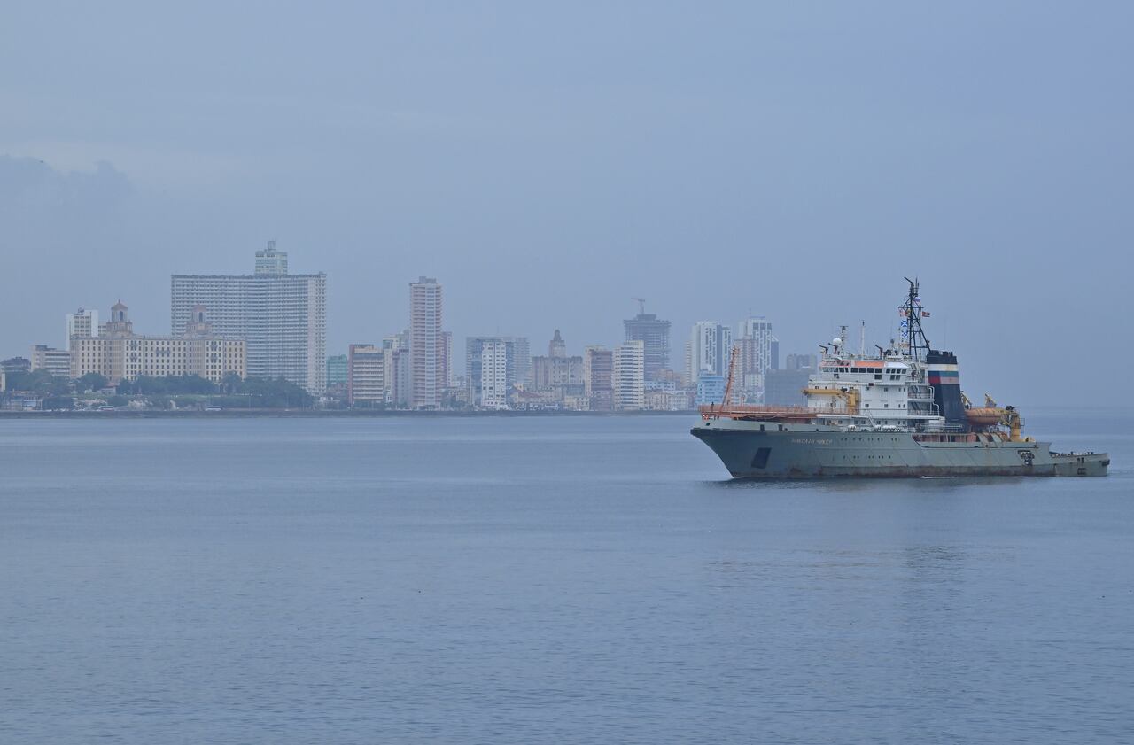 El remolcador y salvamento Nicolay Chiker, parte del destacamento naval ruso que visita Cuba, llega al puerto de La Habana el 12 de junio de 2024. El submarino ruso de propulsión nuclear Kazán, que no portará armas nucleares, y otros tres buques de guerra rusos. , atracará en la capital cubana del 12 al 17 de junio.