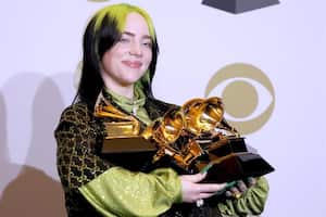 La cantante de 18 años Billie Eilish, quien destronó a Taylor Swift como la artista más joven en ganar un Grammy, obtuvo cuatro premios este domingo.