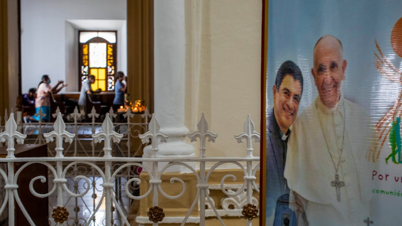 En la lista de religiosos proporcionada por el gobierno de Daniel Ortega, no figura, sin embargo, el obispo católico de Matagalpa, monseñor Rolando Álvarez, acusado de conspiración y condenado a 26 años y cuatro meses de cárcel en febrero pasado.