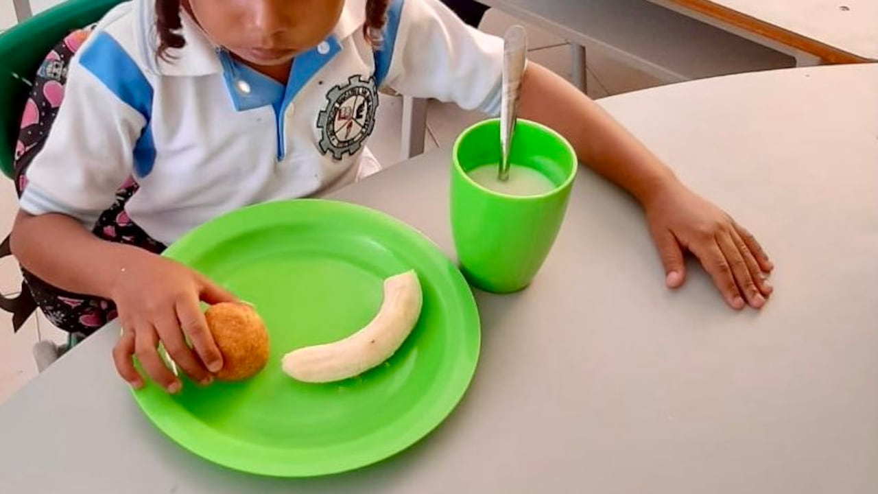 Un banano, un buñuelo y un vaso de peto, así es la ración del almuerzos del PAE que entregan a niños de la Guajira