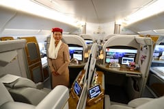 Azafata de la aerolínea Fly Emirates, de Emiratos Árabes Unidos