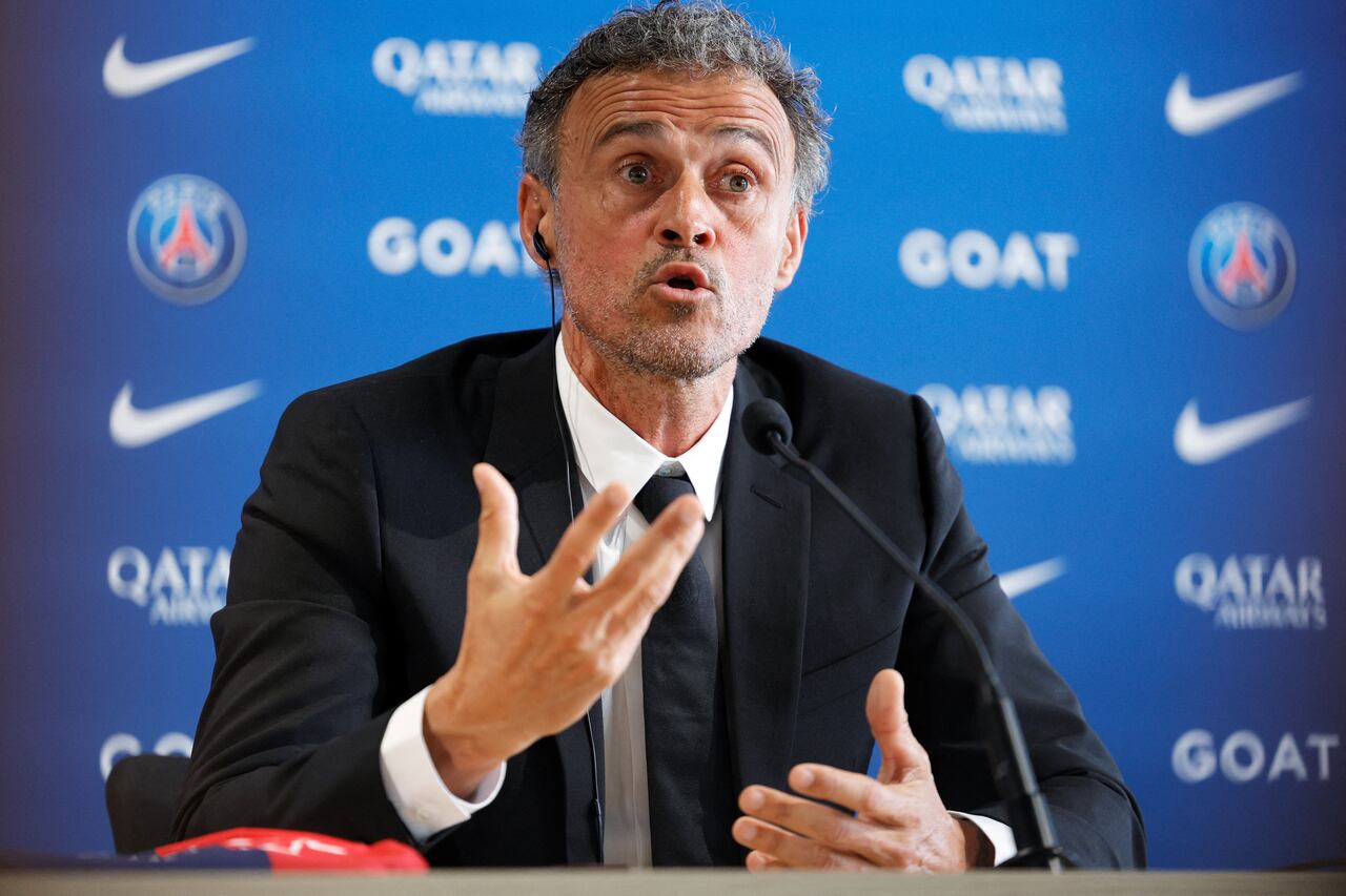 Luis Enrique, el nuevo entrenador español del Paris Saint-Germain, habla durante una conferencia de prensa en el nuevo 'campus' del club de fútbol francés L1 Paris Saint-Germain (PSG) en Poissy, al oeste de París, el 5 de julio de 2023. Ex Barcelona y España El técnico Luis Enrique ha sido designado nuevo técnico del Paris Saint-Germain con un contrato de dos años, anunció el campeón francés el 5 de julio de 2023. (Foto de Geoffroy VAN DER HASSELT / AFP)