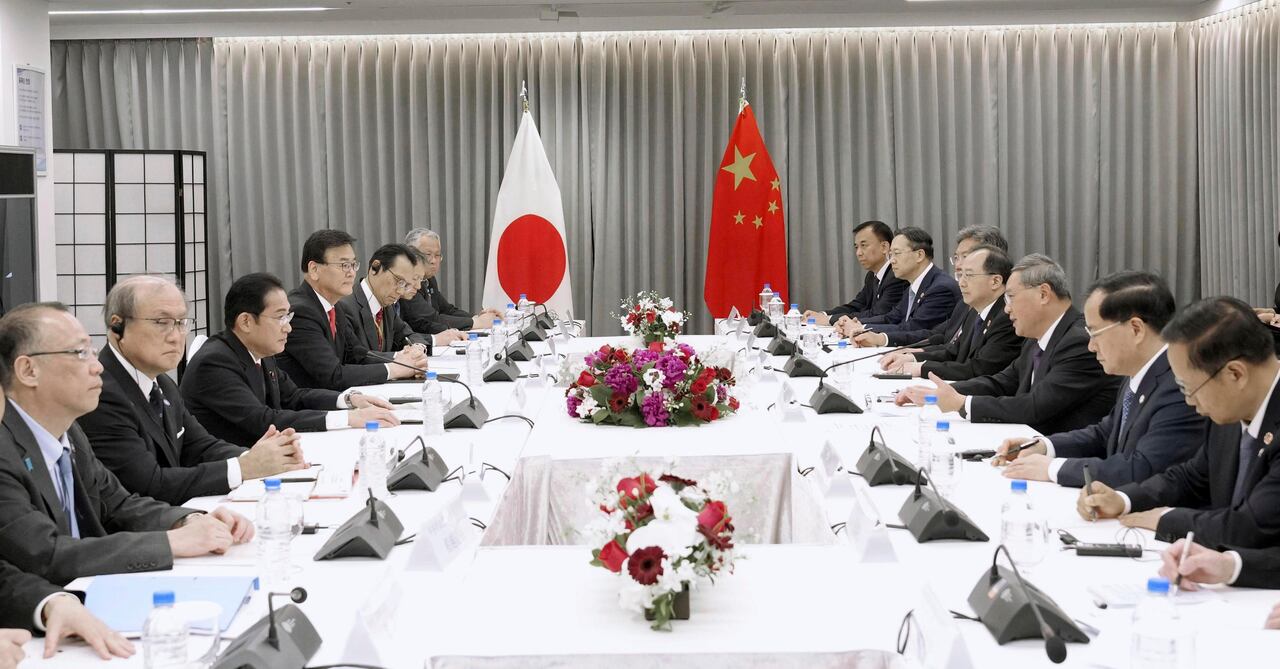 El primer ministro de Japón, Fumio Kishida, tercero por la izquierda, celebra una reunión con el premier chino Li Qiang, tercero por la derecha, en Seúl, Corea del Sur, el domingo 26 de mayo de 2024. (Daisuke Suzuki/Kyodo News via AP)