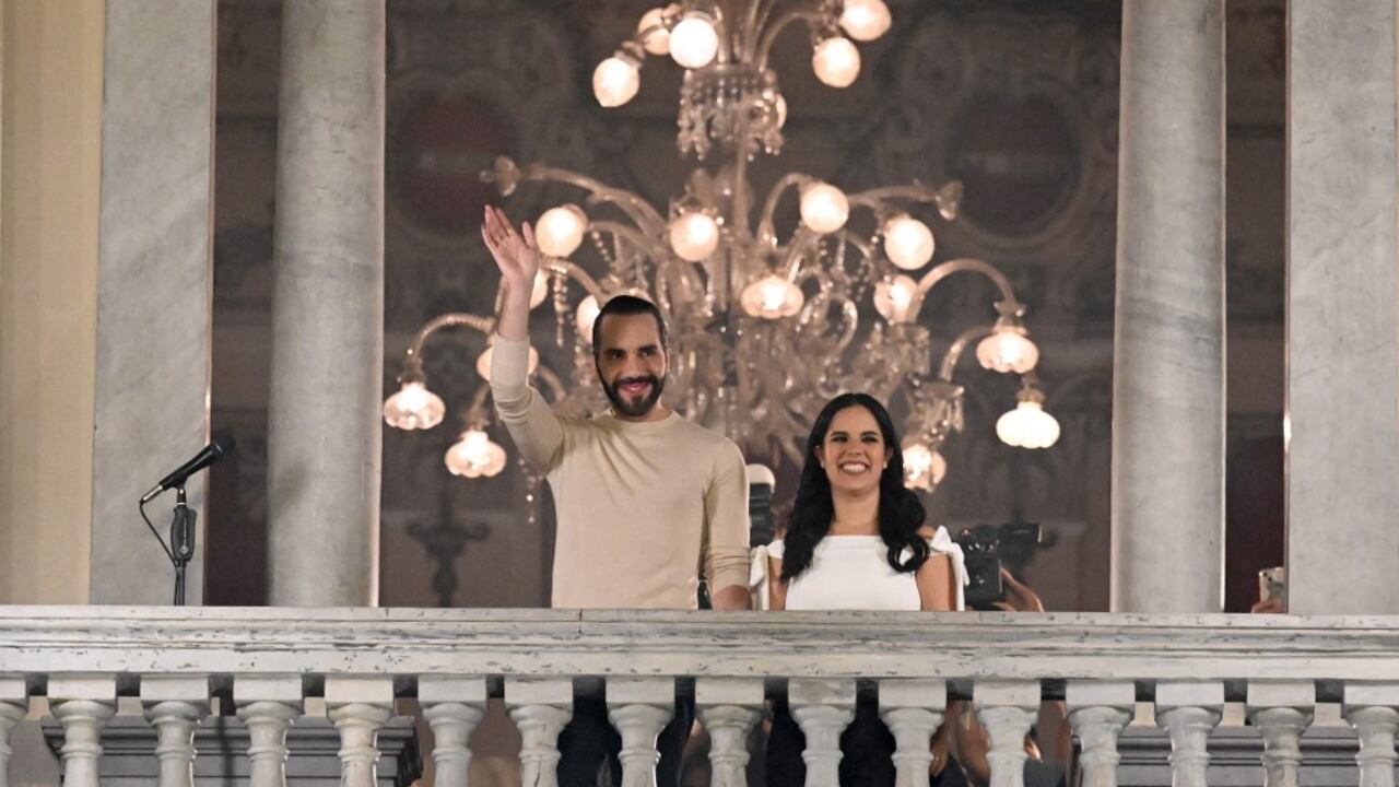 El presidente salvadoreño Nayib Bukele saluda a sus partidarios junto a su esposa Gabriela Rodríguez después de las elecciones presidenciales (Photo by Marvin RECINOS / AFP)