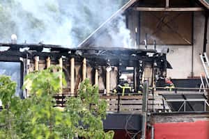 Los bomberos inspeccionan un edificio quemado después de que estalló un incendio en una casa de vacaciones para personas discapacitadas en Wintzenheim, este de Francia, el 9 de agosto de 2023.