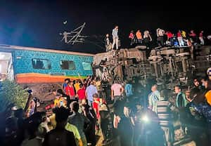 Los rescatistas trabajan en el sitio de los trenes de pasajeros que descarrilaron en el distrito de Balasore, en el estado de Orissa, en el este de India, el viernes 2 de junio de 2023. Dos trenes de pasajeros descarrilaron en India, matando al menos a 13 personas y atrapando a cientos más