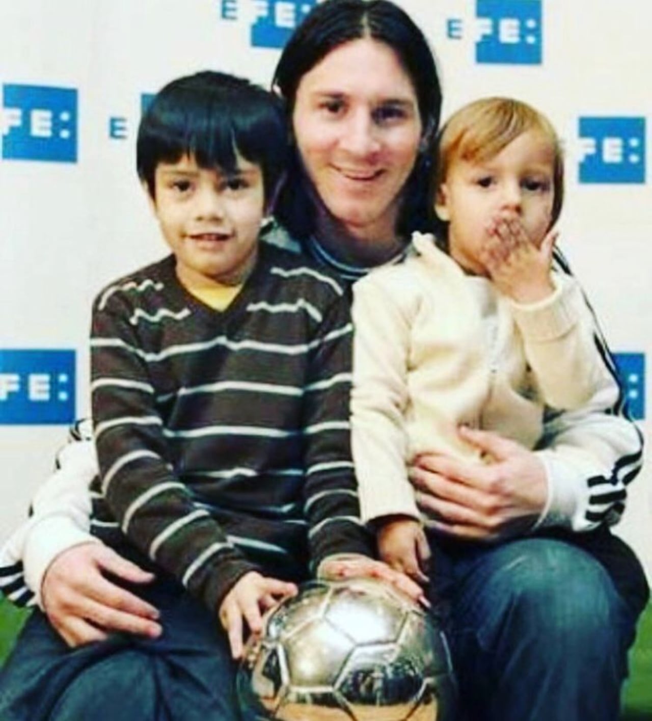 Un joven Lionel Messi junto a su sobrino, Tomás.
