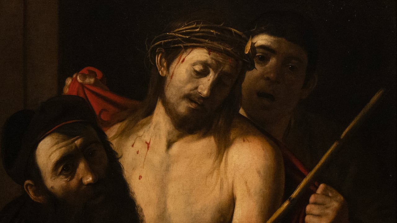 A painting by Italian master Caravaggio entitled 'Ecce Homo' is pictured at the Prado museum in Madrid, on May 27, 2024. A painting by Italian master Michelangelo Merisi da Caravaggio, known as Caravaggio, once mistakenly thought to be by an unknown artist and almost auctioned off with an opening price of 1,500 euros, has been unveiled at the Prado museum. Entitled "Ecce Homo", the dark canvas depicting a bloodied Jesus wearing a crown of thorns just before his crucifixion, is one of around only 60 known works by the Renaissance artist. Foto: PIERRE-PHILIPPE MARCOU / AFP.