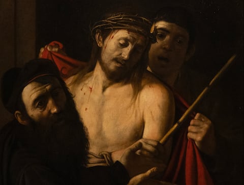 A painting by Italian master Caravaggio entitled 'Ecce Homo' is pictured at the Prado museum in Madrid, on May 27, 2024. A painting by Italian master Michelangelo Merisi da Caravaggio, known as Caravaggio, once mistakenly thought to be by an unknown artist and almost auctioned off with an opening price of 1,500 euros, has been unveiled at the Prado museum. Entitled "Ecce Homo", the dark canvas depicting a bloodied Jesus wearing a crown of thorns just before his crucifixion, is one of around only 60 known works by the Renaissance artist. Foto: PIERRE-PHILIPPE MARCOU / AFP.