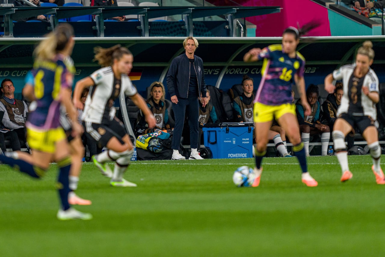 La entrenadora de Alemania, Martina Voss-Tecklenburg, en el partido con Colombia.