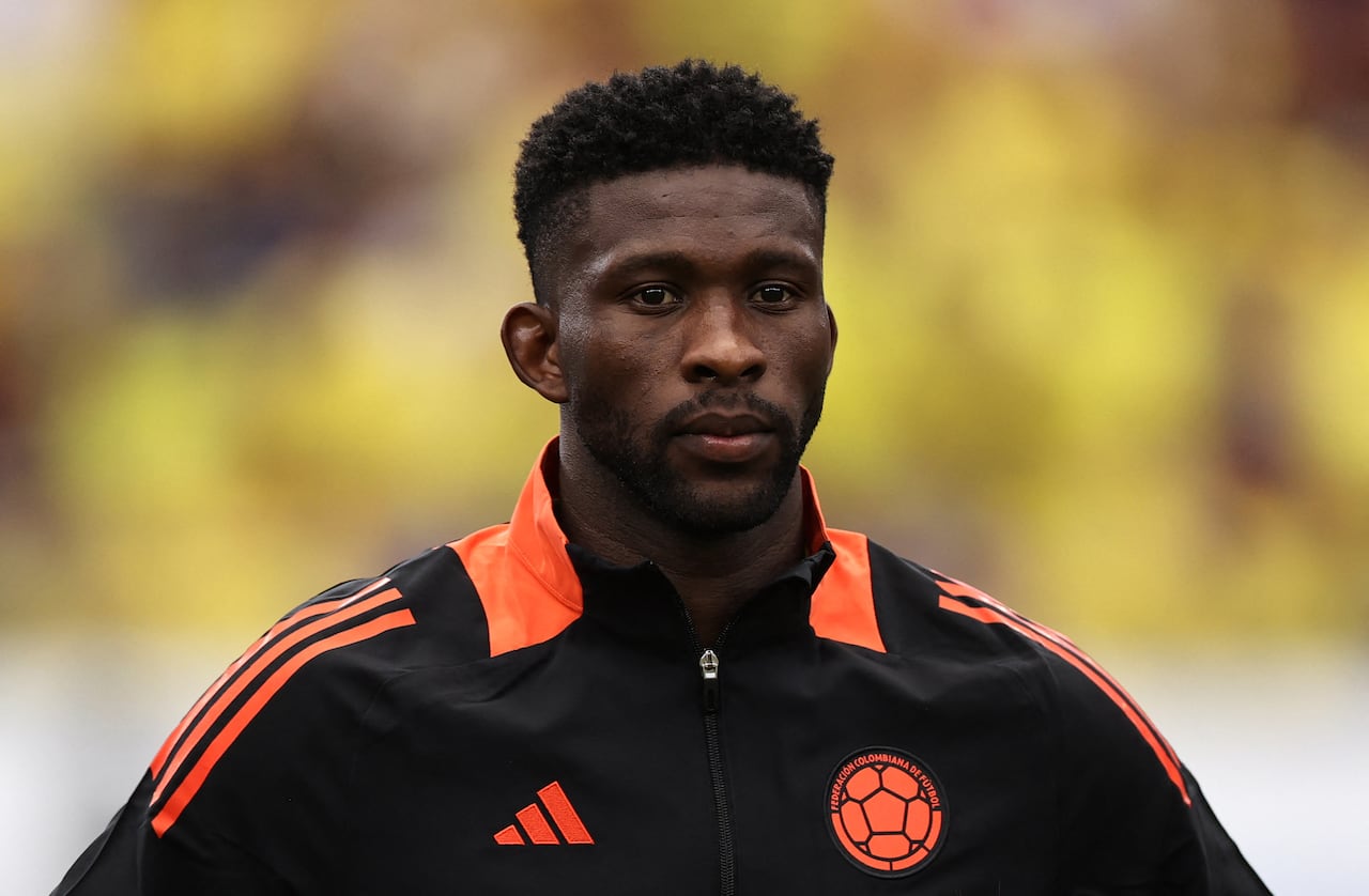 GLENDALE, ARIZONA - JUNE 28: Jefferson Lerma of Colombia line up prior to the CONMEBOL Copa America 2024 Group D match between Colombia and Costa Rica at State Farm Stadium on June 28, 2024 in Glendale, Arizona.   Omar Vega/Getty Images/AFP (Photo by Omar Vega / GETTY IMAGES NORTH AMERICA / Getty Images via AFP)