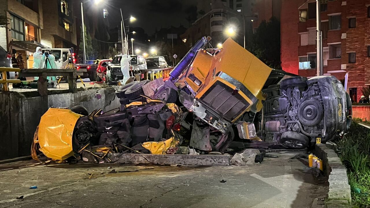 Una volqueta cayó encima de varios vehículos en la avenida circunvalar con calle 84. 02/03/2022.
