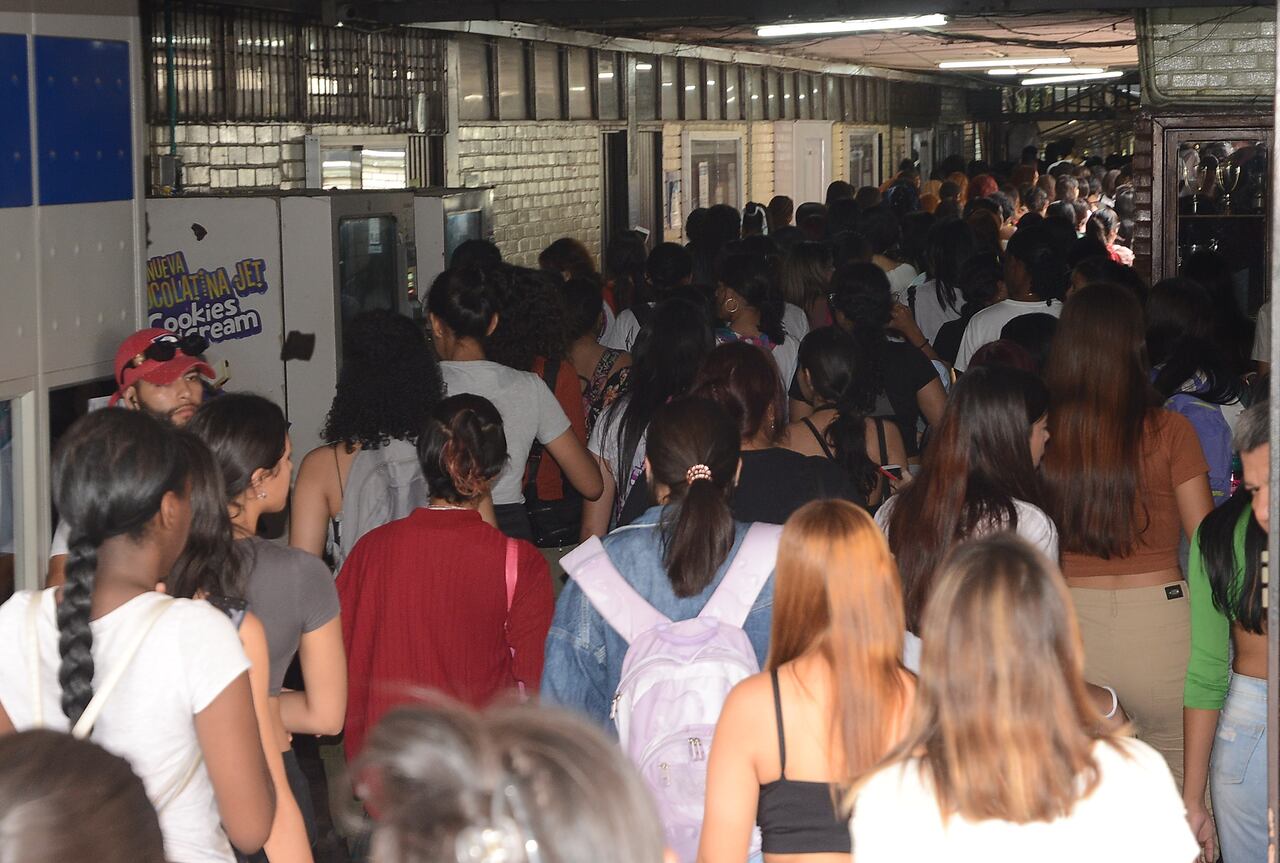 Cerca de 660 mil estudiantes y ciudadanos inscritos presentaron las pruebas Saber 11 calendario A, Pre Saber y Validación del Bachillerato Académico. El Icfes  realizo las pruebas de estado por medio de  tres exámenes  en una jornada única, en dos sesiones: mañana y tarde, bajo la modalidad de lápiz y papel en sitio de aplicación. foto José L Guzmán. El País, agosto 13-23