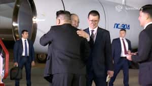 El presidente de Rusia, Vladimir Putin, es recibido por el líder de Corea del Norte, Kim Jong Un, durante una ceremonia de bienvenida en un aeropuerto de Pyongyang, Corea del Norte, el 19 de junio de 2024, en esta imagen fija tomada de un vídeo. Kremlin.ru/Handout vía REUTERS