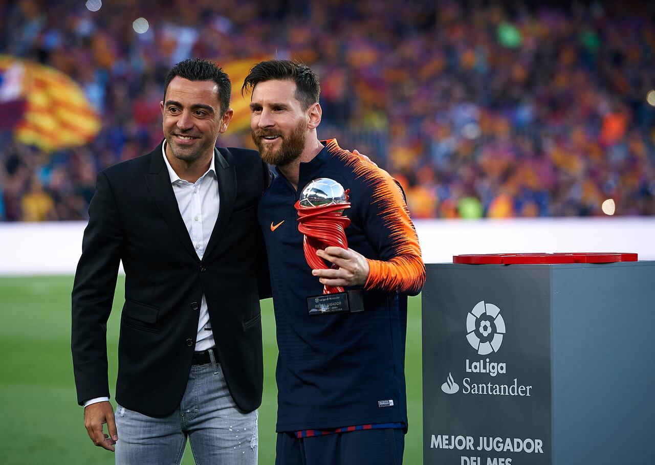 BARCELONA, SPAIN - MAY 20:  Xavi Hernandez gives Lionel Messi of Barcelona the trophy to the best player of the month prior the La Liga match between Barcelona and Real Sociedad at Camp Nou on May 20, 2018 in Barcelona, Spain.  (Photo by Quality Sport Images/Getty Images)