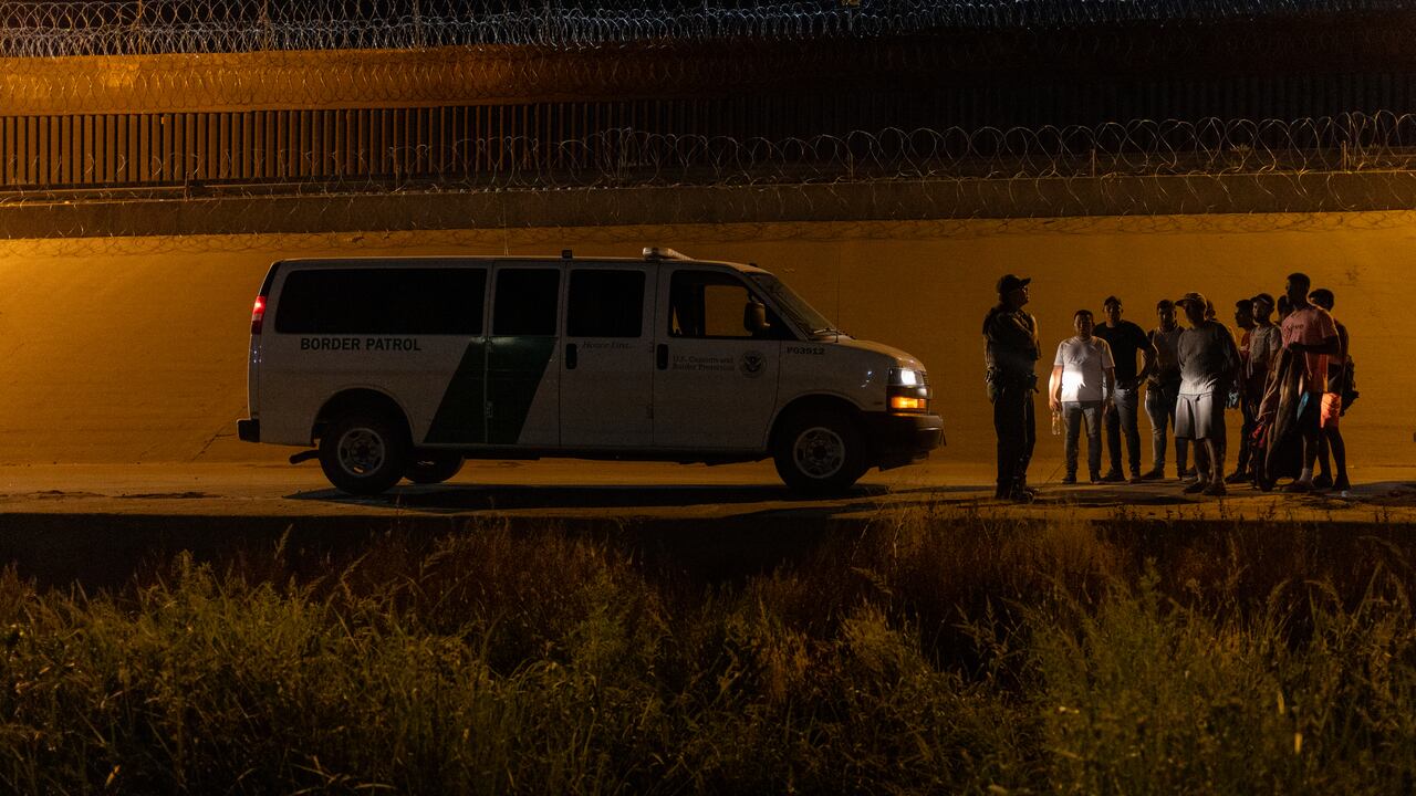 Un grupo de alrededor de 60 inmigrantes venezolanos se entregan a la Patrulla Fronteriza después de cruzar el Río Grande en Ciudad Juárez, México, el 20 de julio de 2023.
