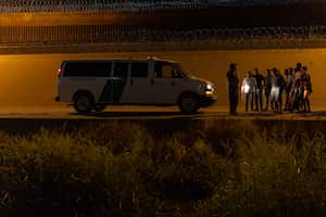 Un grupo de alrededor de 60 inmigrantes venezolanos se entregan a la Patrulla Fronteriza después de cruzar el Río Grande en Ciudad Juárez, México, el 20 de julio de 2023.