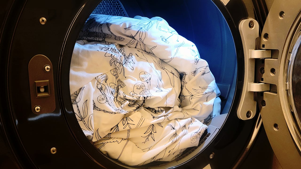 Lavando un cubrelecho en la lavadora