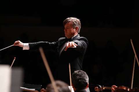 Gustafsson nació en Borås, al oeste de Suecia, el 24 de septiembre de 1967. Estudió dirección de orquesta en Viena con los maestros Karl Österreicher y Otmar Suitner.