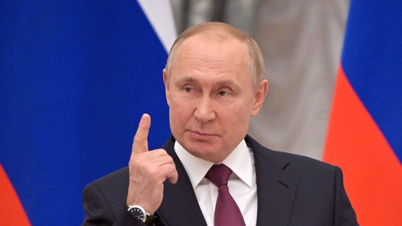 El presidente ruso, Vladimir Putin, habla durante una conferencia de prensa en Moscú, el 15 de febrero de 2022