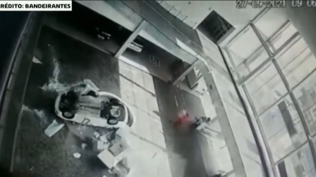 Video: El aterrador instante en el que un carro de un concesionario cae sobre dos recepcionistas