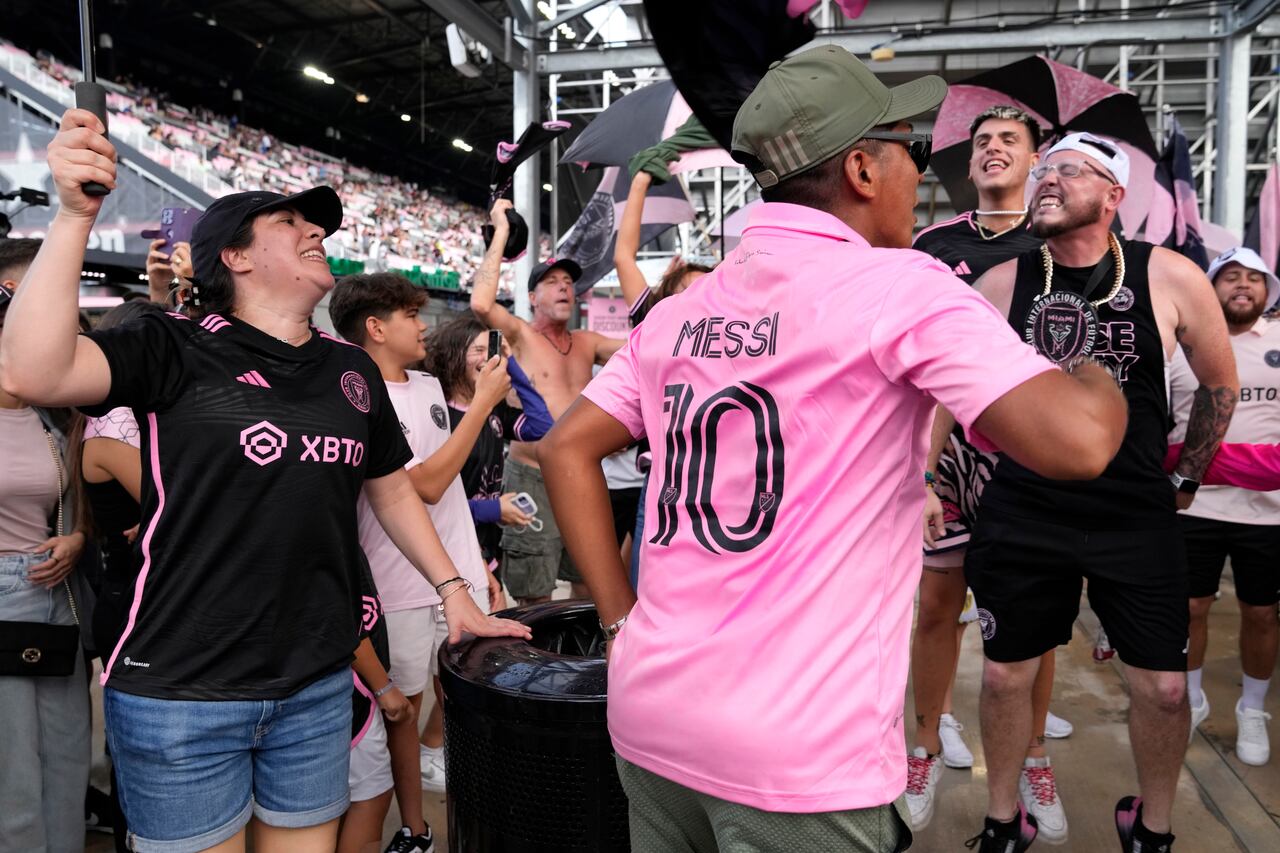 Aficionado del Inter Miami de la MLS de los Estados Unidos con la camiseta de Lionel Messi.