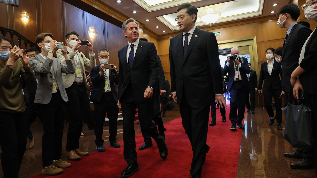 El Secretario de Estado de los Estados Unidos, Antony Blinken, camina con el Ministro de Relaciones Exteriores de China, Qin Gang, en la Casa de Huéspedes del Estado de Diaoyutai en Beijing