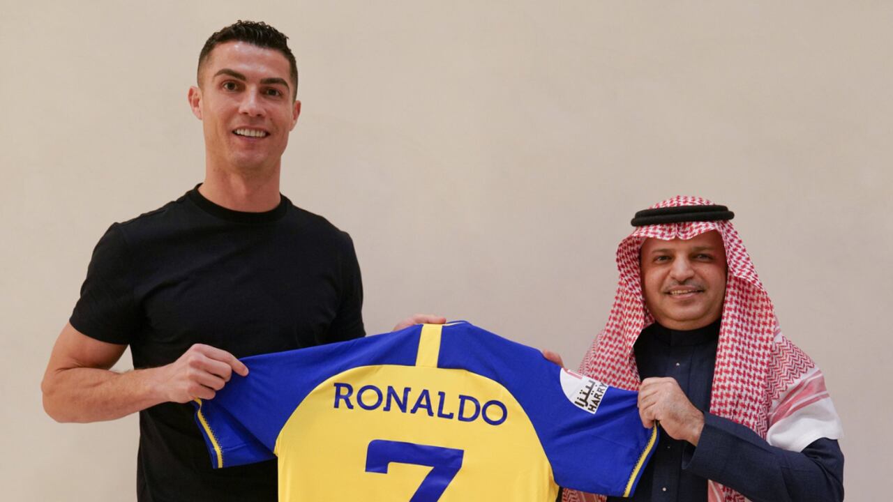 Cristiano Ronaldo posando con la camiseta del Al Nassr