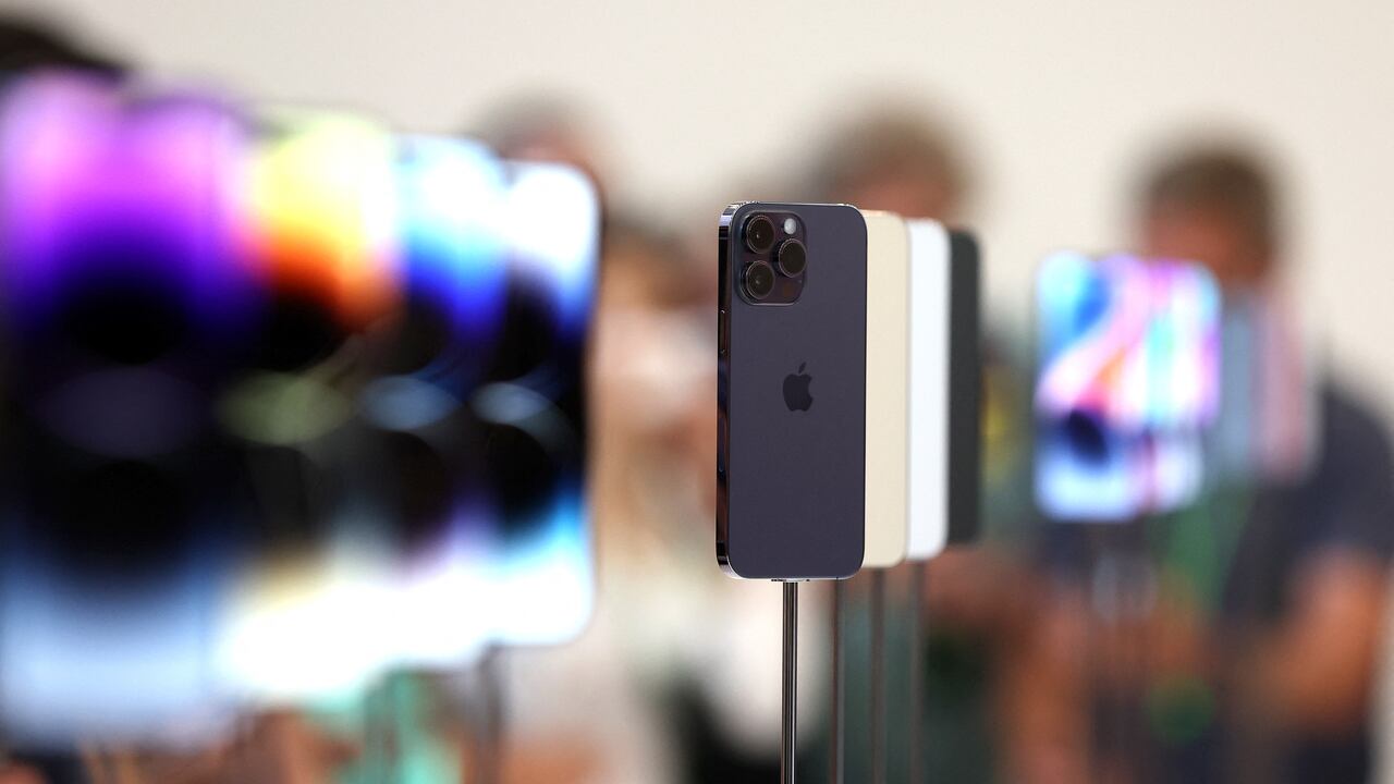 Las características del nuevo iPhone 14 incluyen una batería más duradera y nuevas capacidades fotográficas para capturar escenas "ultra anchas" y entornos con poca luz.
