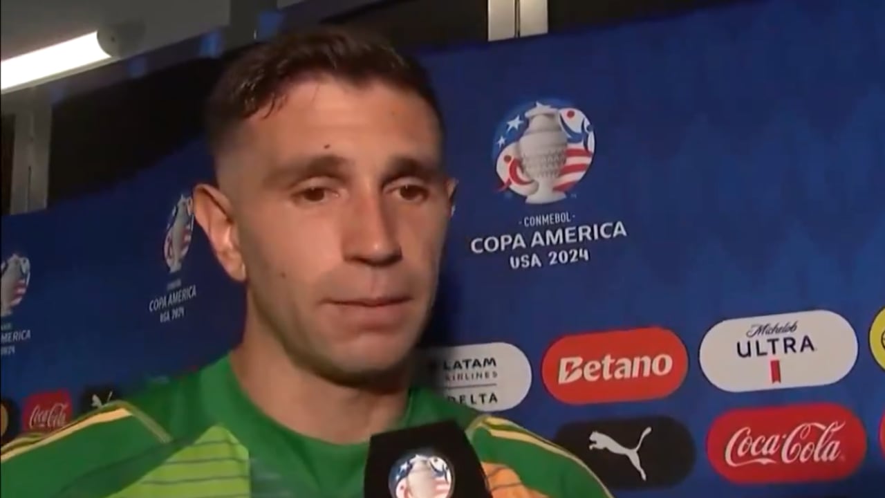 Dibu Martínez y otros jugadores de Argentina se molestaron por el estado del campo