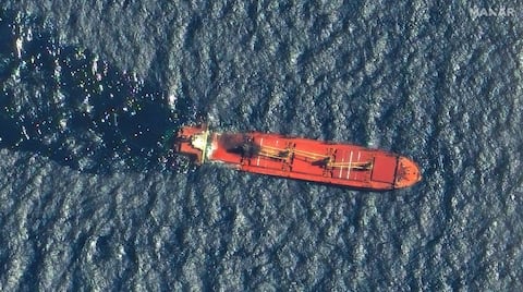 Esta imagen de satélite tomada por Maxar Technologies muestra el buque de bandera beliceña Rubymar en el Mar Rojo el viernes 1 de marzo de 2024. (Maxar Technologies via AP)