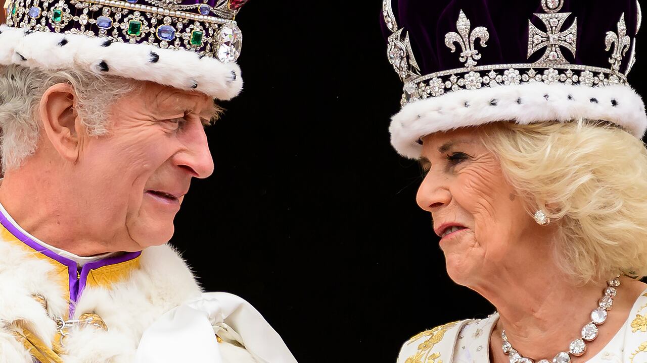 El rey Carlos III de Gran Bretaña y la reina Camila se miran desde el balcón del Palacio de Buckingham después de su coronación, en Londres