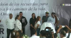 Miles de seguidores del cantante Omar Geles pasan a ver su cuerpo por última vez, que se encuentra en cámara ardiente en la Biblioteca Departamental Rafael Carrillo Lúquez.