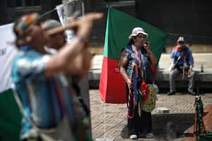 Indigenas, plaza de Bolivar, minga
