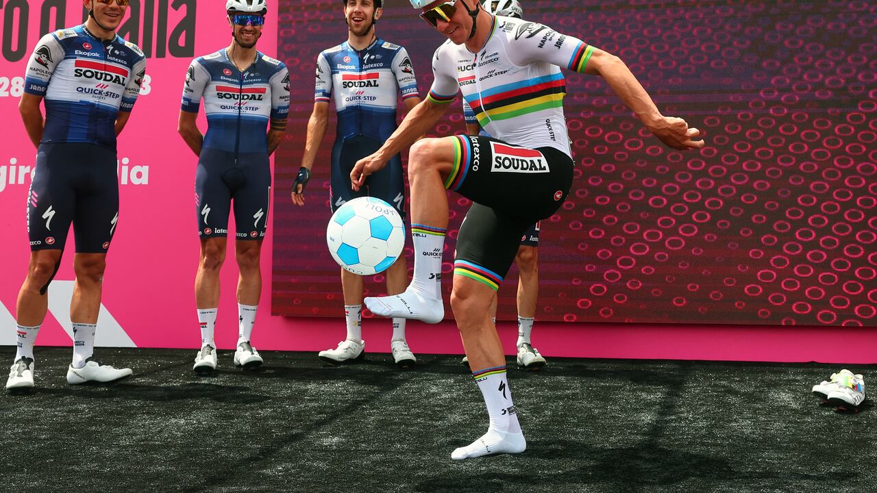 Soudal - Quick Step's Belgian rider Remco Evenepoel dribbles with a ball prior to the sixth stage of the Giro d'Italia 2023 cycling race, 162 km between Naples and Naples, on May 11, 2023. (Photo by Luca Bettini / AFP)