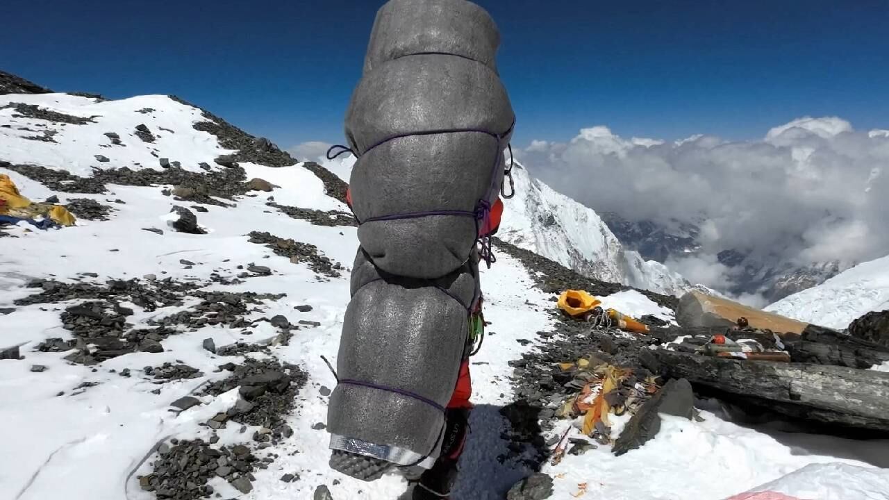 Un guía nepalí carga a un escalador de Malasia mientras lo rescata de la "zona de muerte" sobre el campamento cuatro en el Everest.