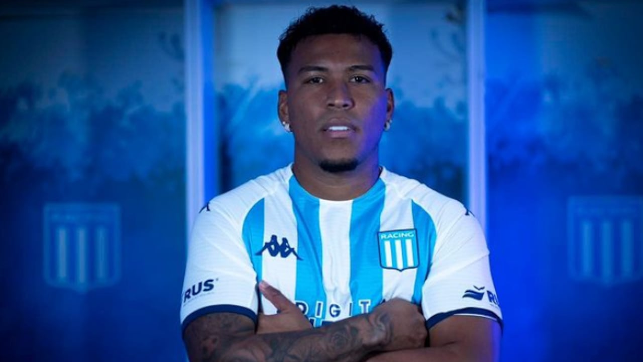 Roger Martínez con su nueva camiseta de Racing