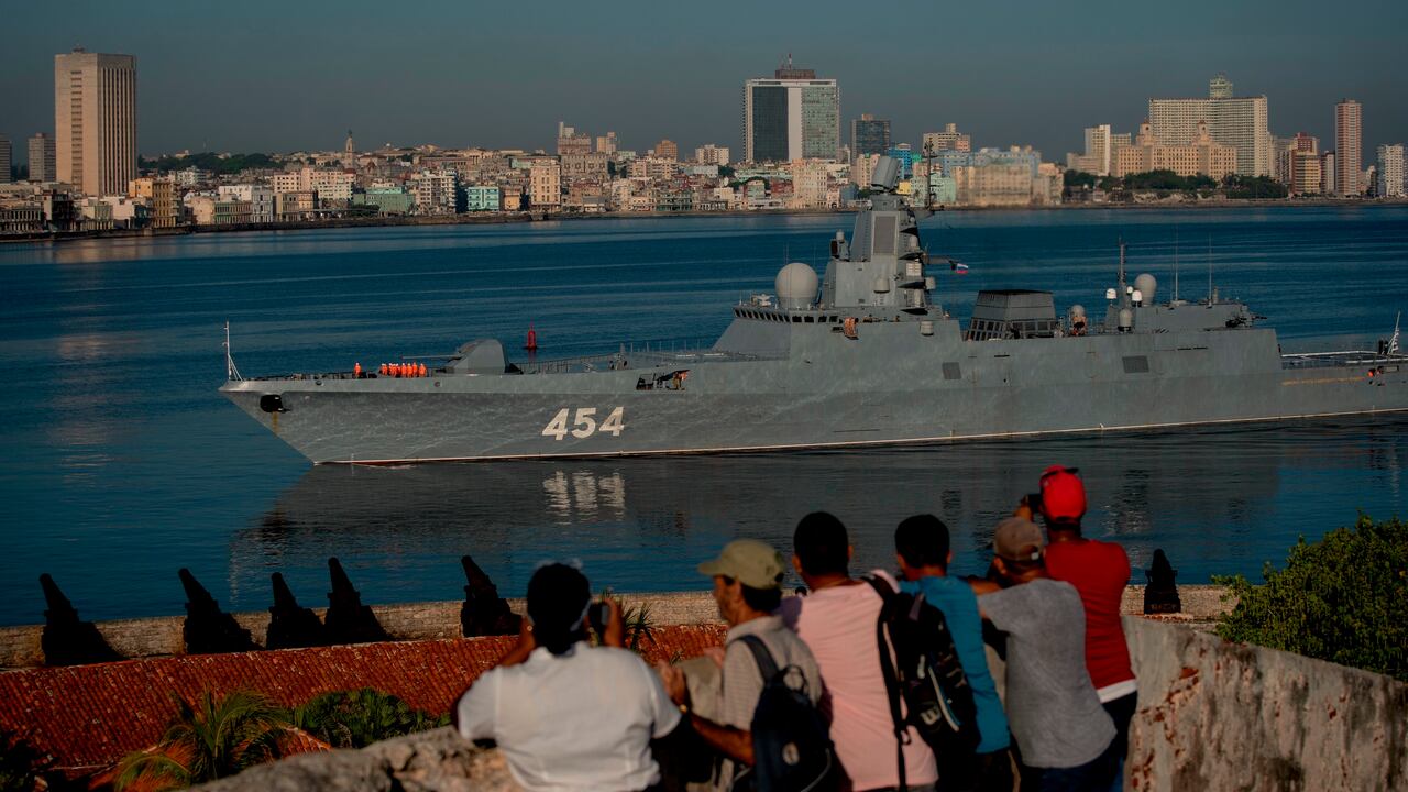 La fragata Almirante Gorshkov de la Armada rusa llega al puerto de La Habana, Cuba, el 24 de junio de 2019. Funcionarios cubanos anunciaron el 6 de junio de 2024 que cuatro buques de guerra rusos, incluido el Gorshkov, llegarán a La Habana a partir del 12 de junio.