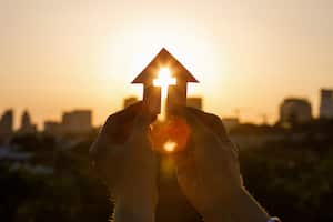 Los feligreses suelen pedir a Dios y los santos para poder adquirir una casa propia.