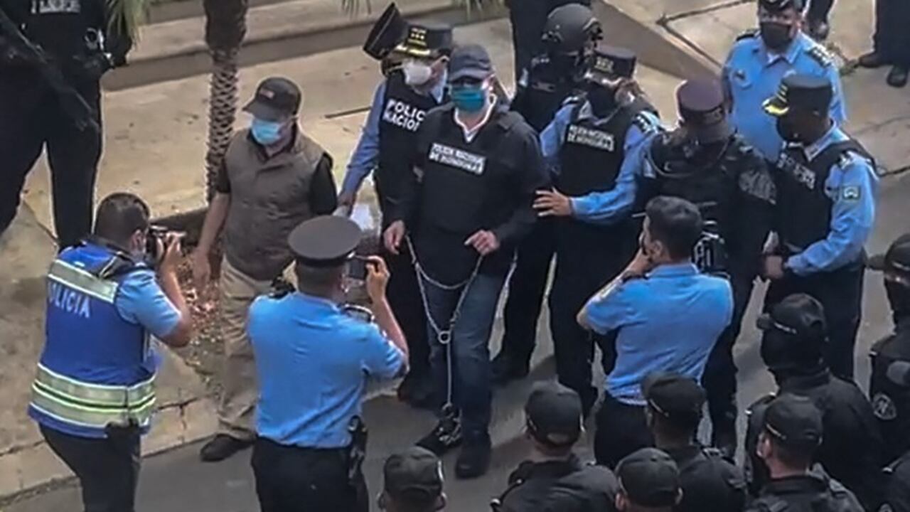 El expresidente fue esposado de manos y pies por la Policía de Honduras al ser capturado para enfrentar un proceso de extradición a Estados Unidos. Foto EDH / AFP