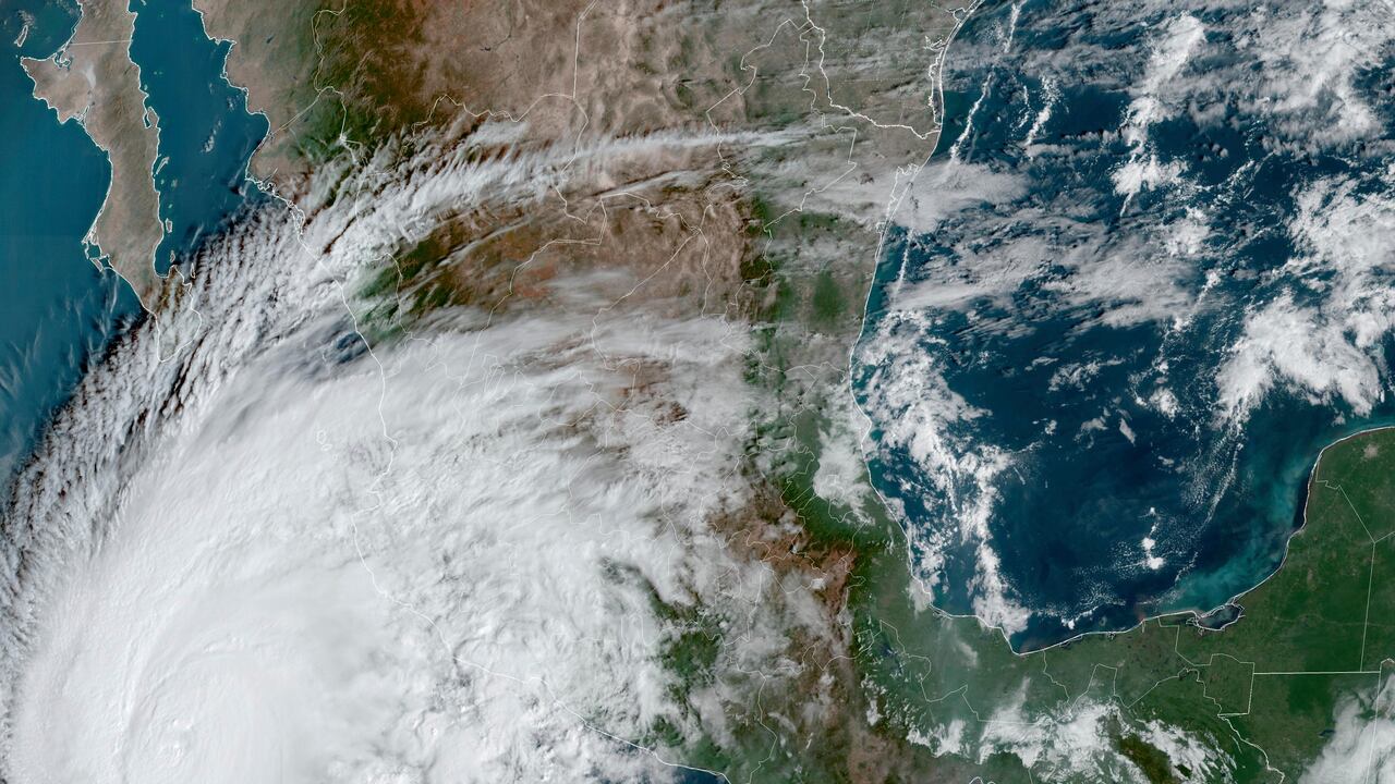 Se pronostica que Norma "se siga debilitando en los próximos días", pero que se mantenga como huracán cerca de la porción sur de la península de Baja California, añadió el NHC.